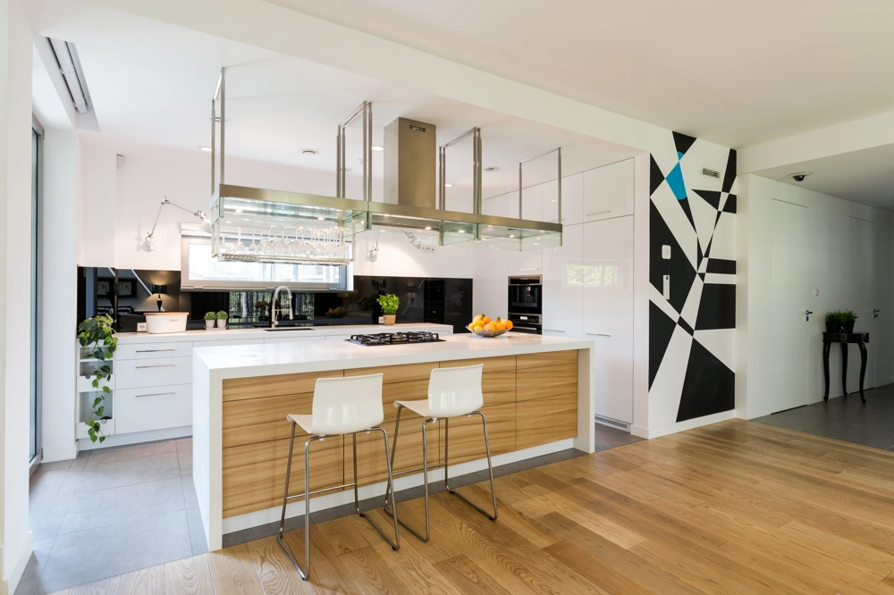 Modern kitchen island with stools, white cabinets, black backsplash and hardwood flooring – Kitchen Remodeling